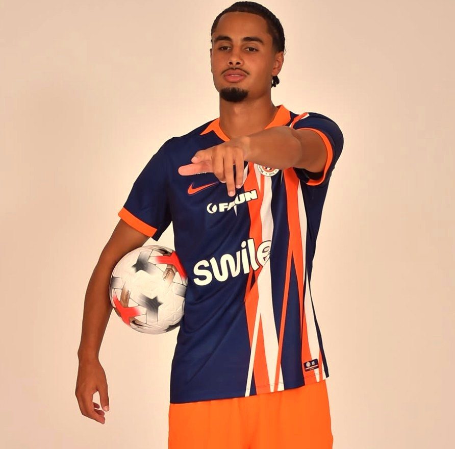 Nabil Homssa en maillot du Montpellier HSC, ballon sous le bras