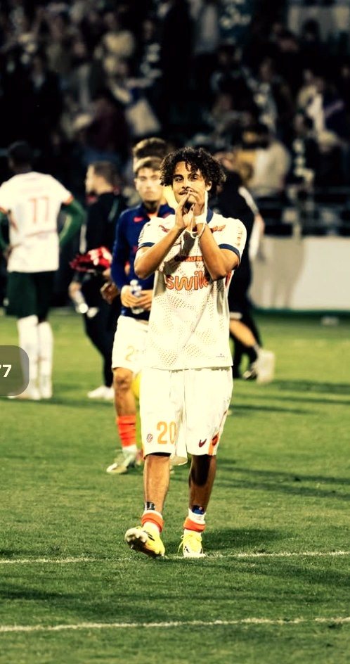 Nabil Homssa saluant les supporters après un match